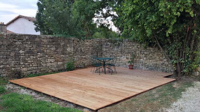 Une terrasse en bois dans le jardin