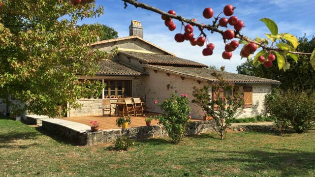 Une terrasse en bois au bord d'une maison de campagne