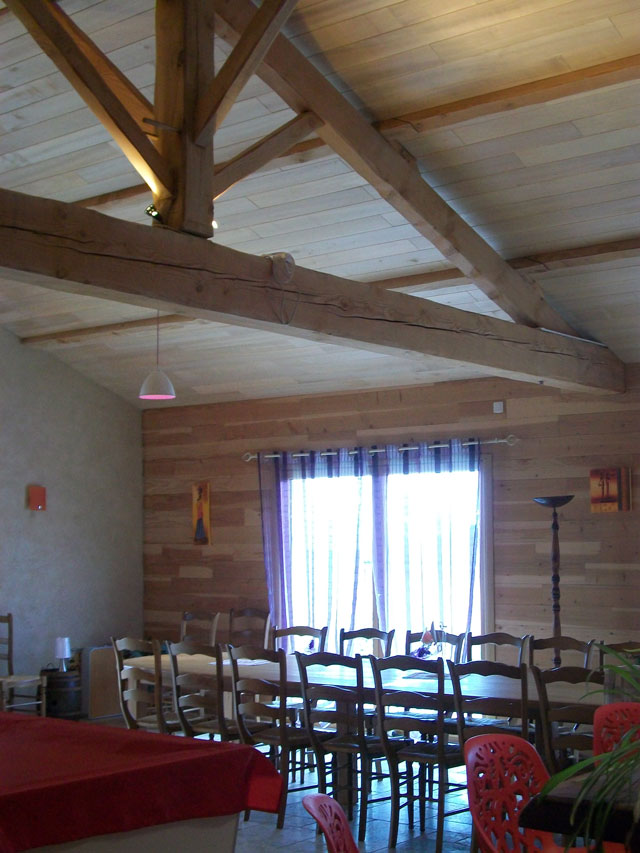 Lambris large peuplier posé au plafond et sur les murs d'une salle à manger